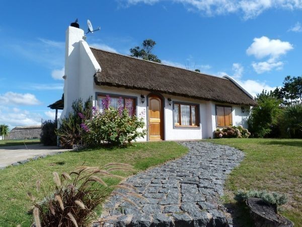 Cabaña con amplio jardin y piscina a pocas cuadras del mar.