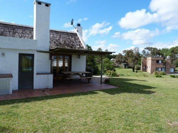 Cabaña con amplio jardin y piscina a pocas cuadras del mar.