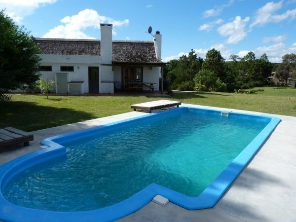 Cabaña con amplio jardin y piscina a pocas cuadras del mar.