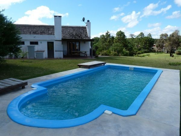 Cabaña con amplio jardin y piscina a pocas cuadras del mar.