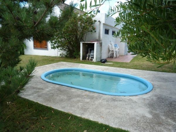 Cabaña con amplio jardin y piscina a pocas cuadras del mar.