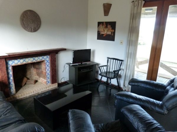 Cabaña con amplio jardin y piscina a pocas cuadras del mar.