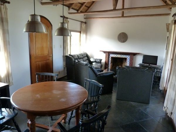 Cabaña con amplio jardin y piscina a pocas cuadras del mar.