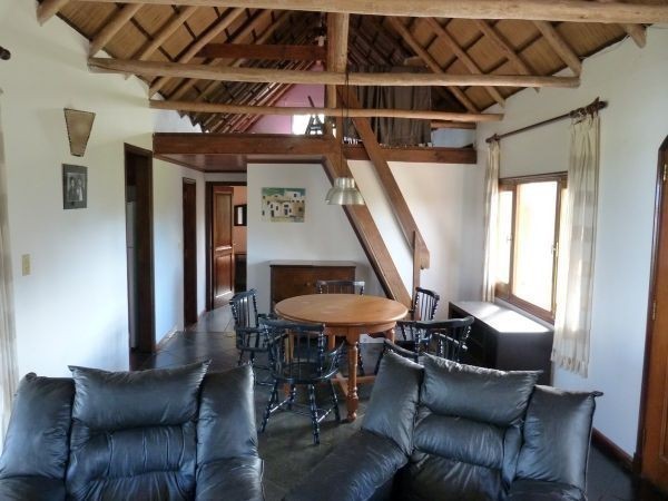 Cabaña con amplio jardin y piscina a pocas cuadras del mar.