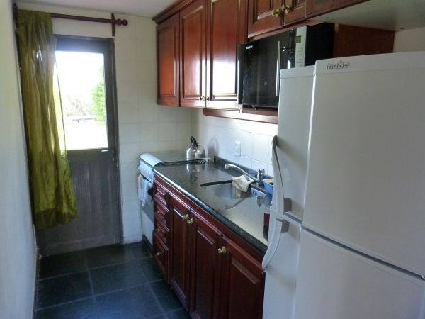 Cabaña con amplio jardin y piscina a pocas cuadras del mar.