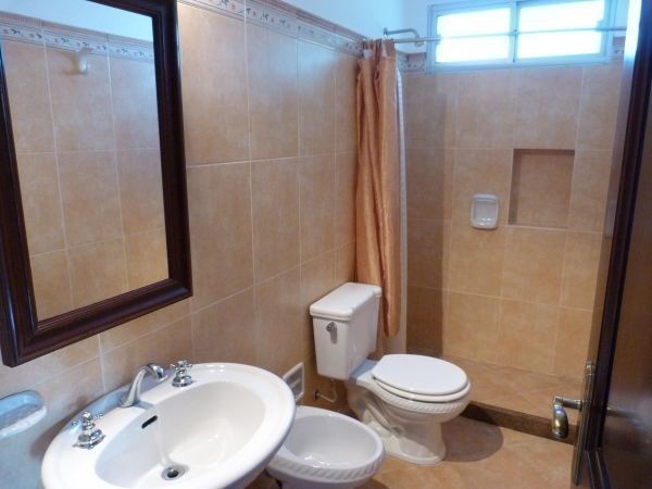 Cabaña con amplio jardin y piscina a pocas cuadras del mar.