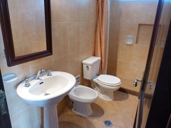 Cabaña con amplio jardin y piscina a pocas cuadras del mar.