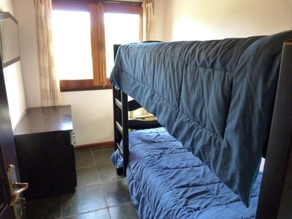 Cabaña con amplio jardin y piscina a pocas cuadras del mar.