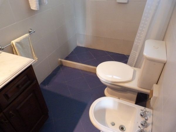 Cabaña con amplio jardin y piscina a pocas cuadras del mar.