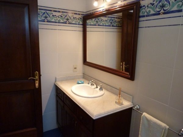 Cabaña con amplio jardin y piscina a pocas cuadras del mar.