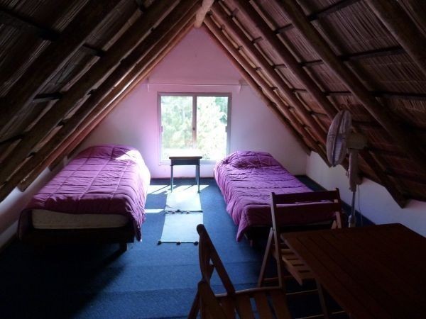 Cabaña con amplio jardin y piscina a pocas cuadras del mar.