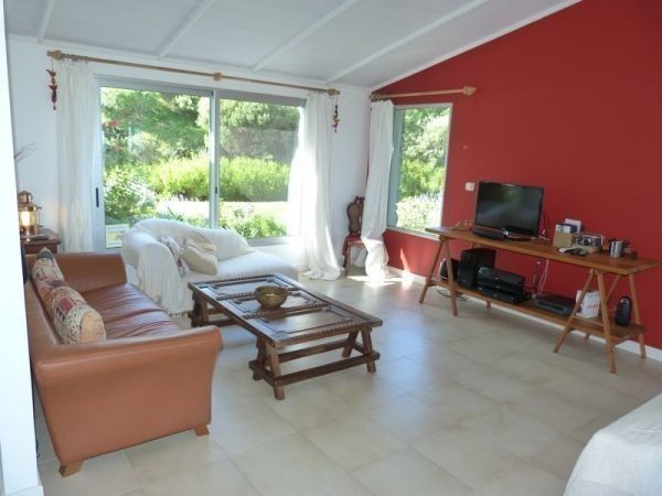 Espectacular casa sobre la ladera del Cerro Pan de Azúcar, con vistas al Mar y a las Sierras.