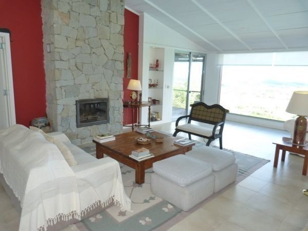 Espectacular casa sobre la ladera del Cerro Pan de Azúcar, con vistas al Mar y a las Sierras.