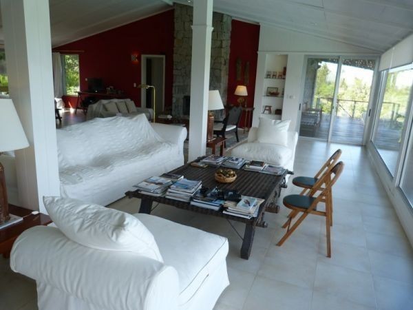 Espectacular casa sobre la ladera del Cerro Pan de Azúcar, con vistas al Mar y a las Sierras.
