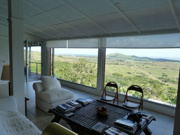 Espectacular casa sobre la ladera del Cerro Pan de Azúcar, con vistas al Mar y a las Sierras.