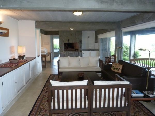 Espectacular casa sobre la ladera del Cerro Pan de Azúcar, con vistas al Mar y a las Sierras.