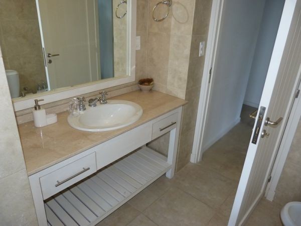 Espectacular casa sobre la ladera del Cerro Pan de Azúcar, con vistas al Mar y a las Sierras.