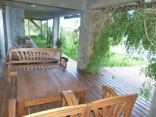 Espectacular casa sobre la ladera del Cerro Pan de Azúcar, con vistas al Mar y a las Sierras.