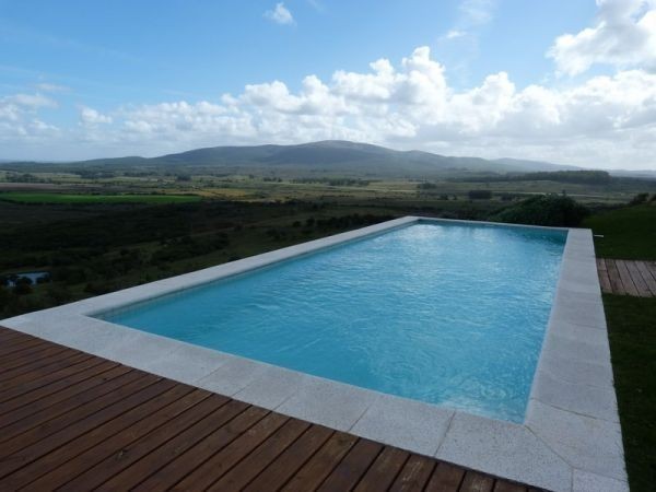 Espectacular casa sobre la ladera del Cerro Pan de Azúcar, con vistas al Mar y a las Sierras.