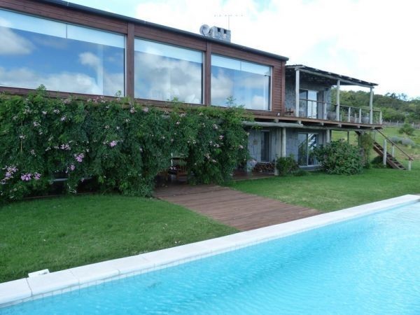 Espectacular casa sobre la ladera del Cerro Pan de Azúcar, con vistas al Mar y a las Sierras.