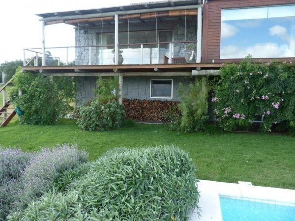Espectacular casa sobre la ladera del Cerro Pan de Azúcar, con vistas al Mar y a las Sierras.