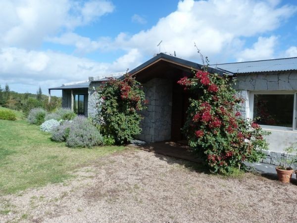 Espectacular casa sobre la ladera del Cerro Pan de Azúcar, con vistas al Mar y a las Sierras.
