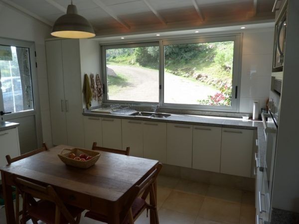 Espectacular casa sobre la ladera del Cerro Pan de Azúcar, con vistas al Mar y a las Sierras.