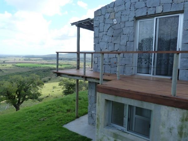 Espectacular casa sobre la ladera del Cerro Pan de Azúcar, con vistas al Mar y a las Sierras.