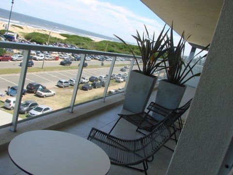 Excepcional departamento en alquiler con cuatro suite en primera fila de Playa Brava.