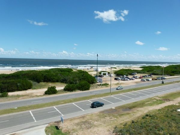 Excepcional departamento en alquiler con cuatro suite en primera fila de Playa Brava.