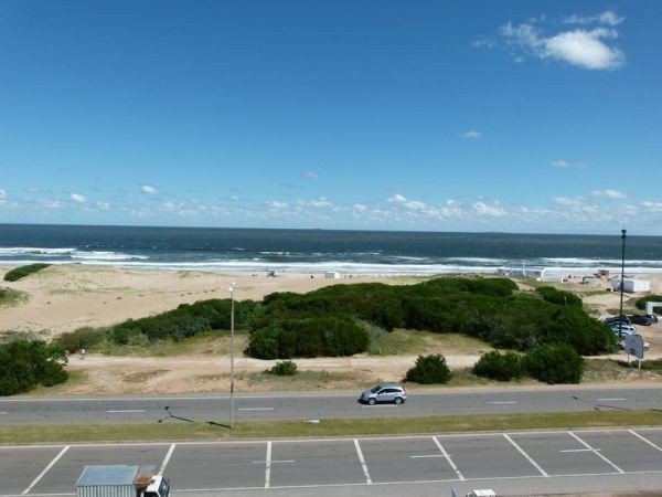 Excepcional departamento en alquiler con cuatro suite en primera fila de Playa Brava.