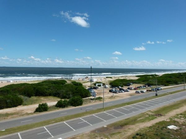 Excepcional departamento en alquiler con cuatro suite en primera fila de Playa Brava.