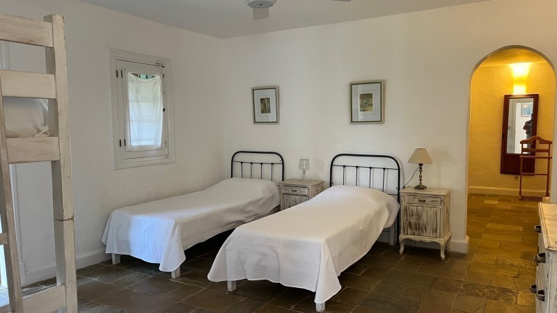 Casa de cinco dormitorios en alquiler en Montoya