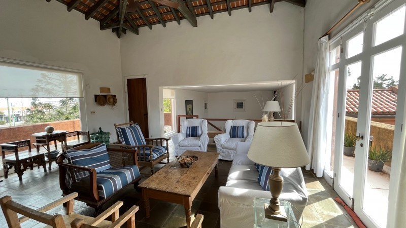 Casa de cinco dormitorios en alquiler en Montoya