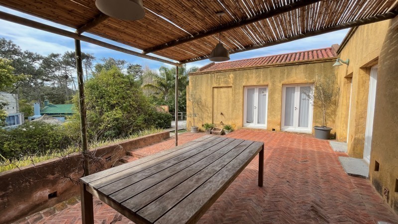 Casa de cinco dormitorios en alquiler en Montoya