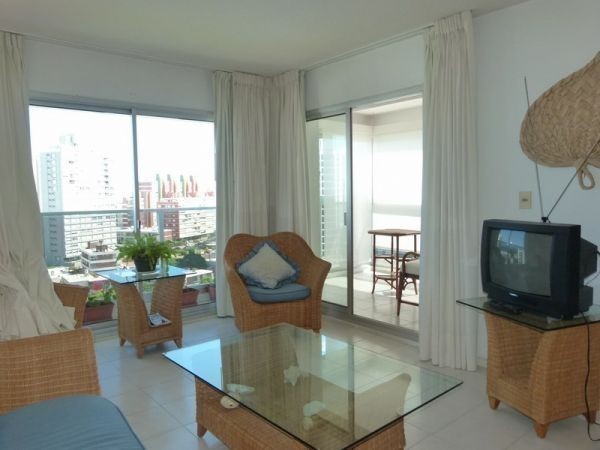 Torre con el sello de Arq. Pintos Risso en zona de Aidy Grill.