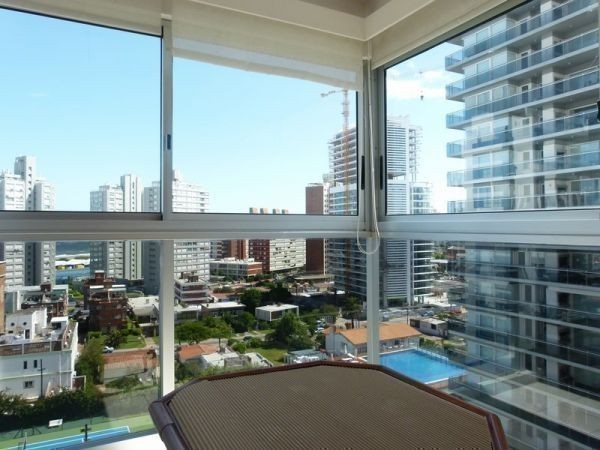 Torre con el sello de Arq. Pintos Risso en zona de Aidy Grill.