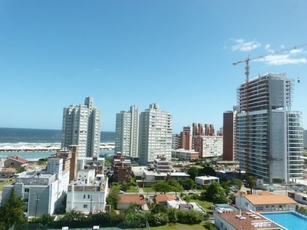 Torre con el sello de Arq. Pintos Risso en zona de Aidy Grill.