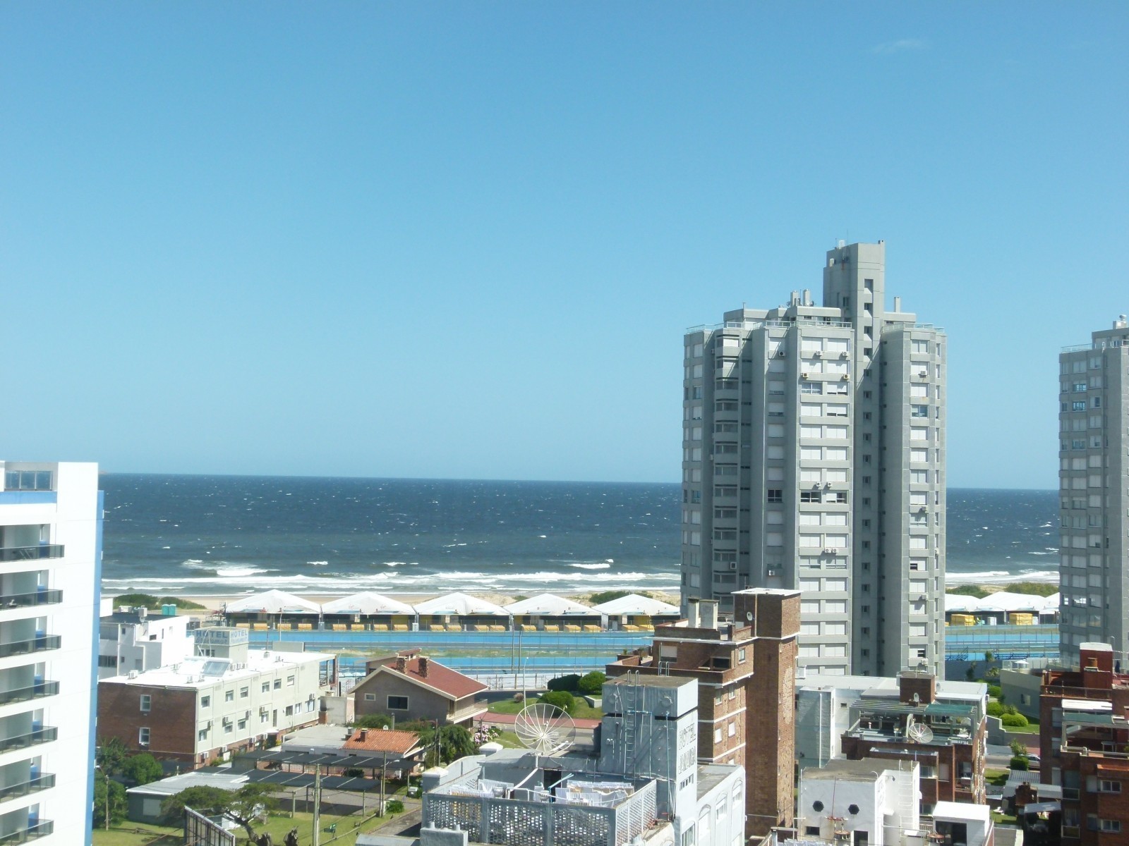 Torre con el sello de Arq. Pintos Risso en zona de Aidy Grill.