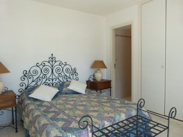 Torre con el sello de Arq. Pintos Risso en zona de Aidy Grill.