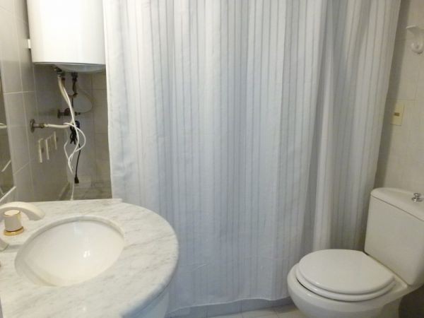 Torre con el sello de Arq. Pintos Risso en zona de Aidy Grill.