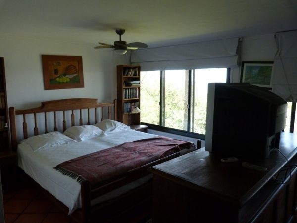Gran cabaña con 6 dormitorios sobre Laguna del Sauce.