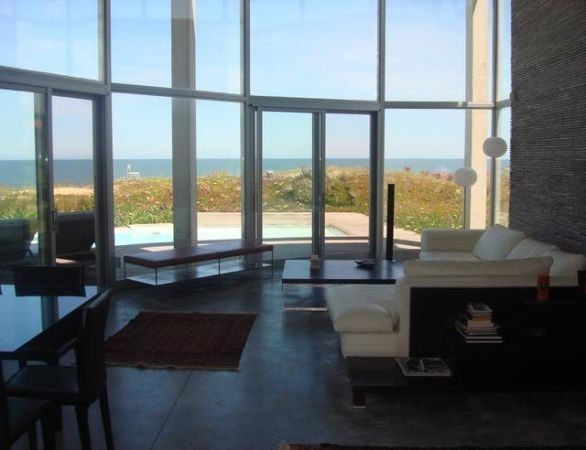 Excelente casa sobre el mar con espectacular vista.