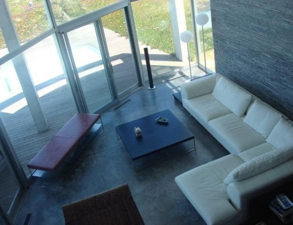 Excelente casa sobre el mar con espectacular vista.