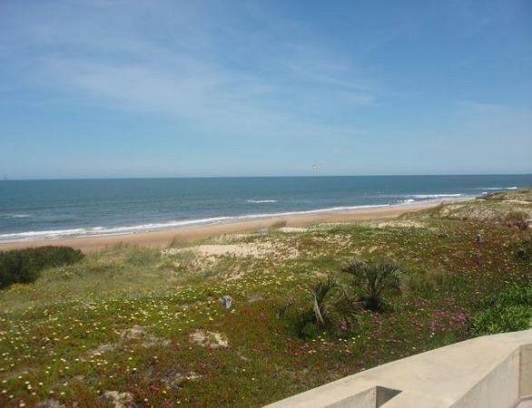Excelente casa sobre el mar con espectacular vista.