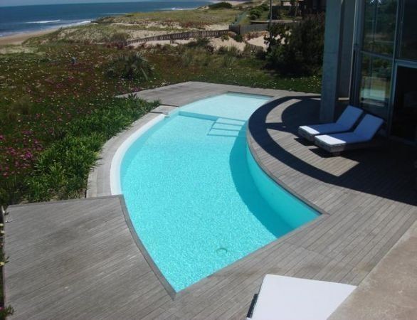 Excelente casa sobre el mar con espectacular vista.