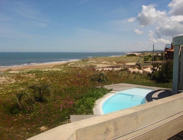 Excelente casa sobre el mar con espectacular vista.