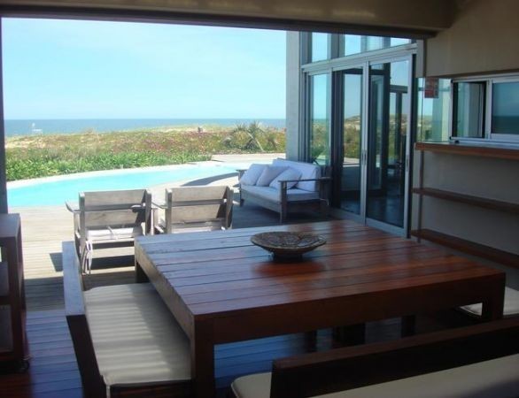 Excelente casa sobre el mar con espectacular vista.