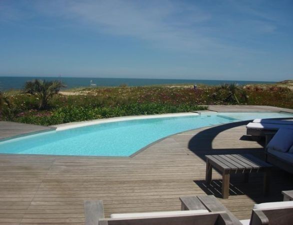Excelente casa sobre el mar con espectacular vista.