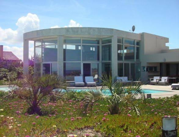Excelente casa sobre el mar con espectacular vista.